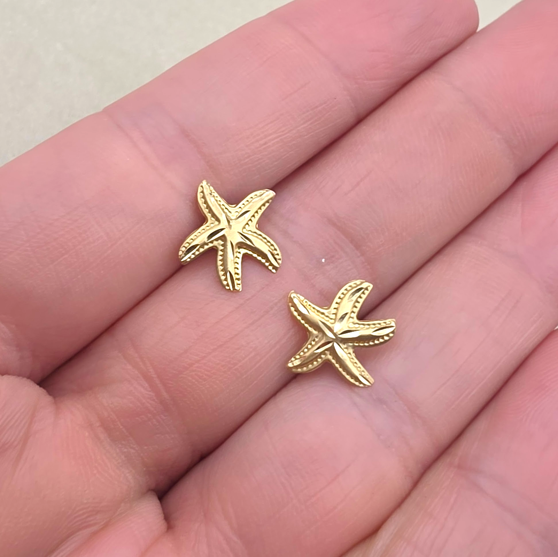 Vintage 14K Solid Gold Diamond Cut Dainty Starfish Stud Earrings