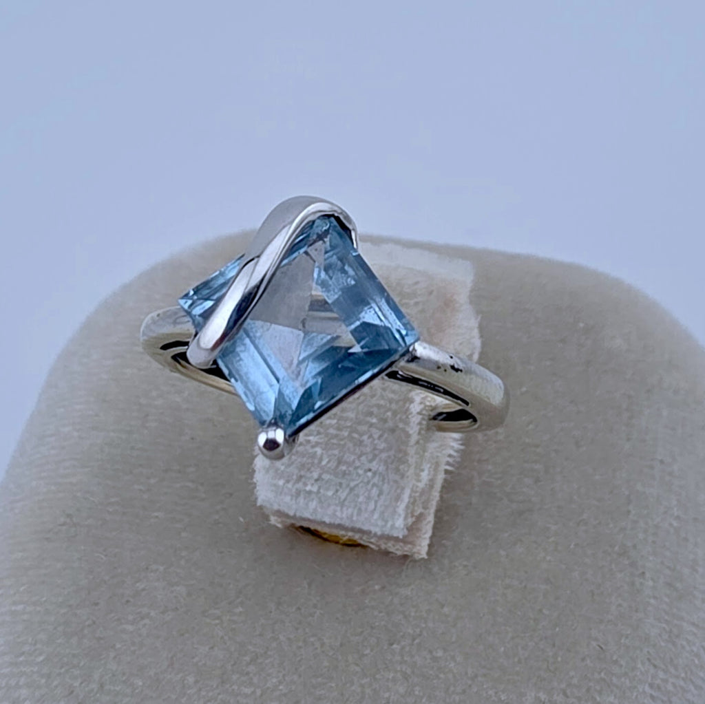 Vintage 10K White Gold Blue Topaz Modernist Ring Size 6