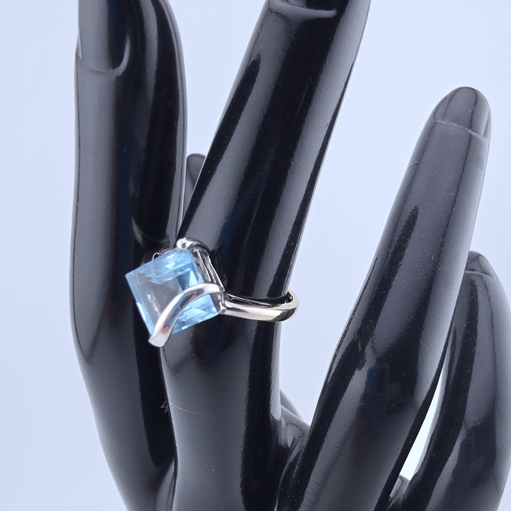 Vintage 10K White Gold Blue Topaz Modernist Ring Size 6