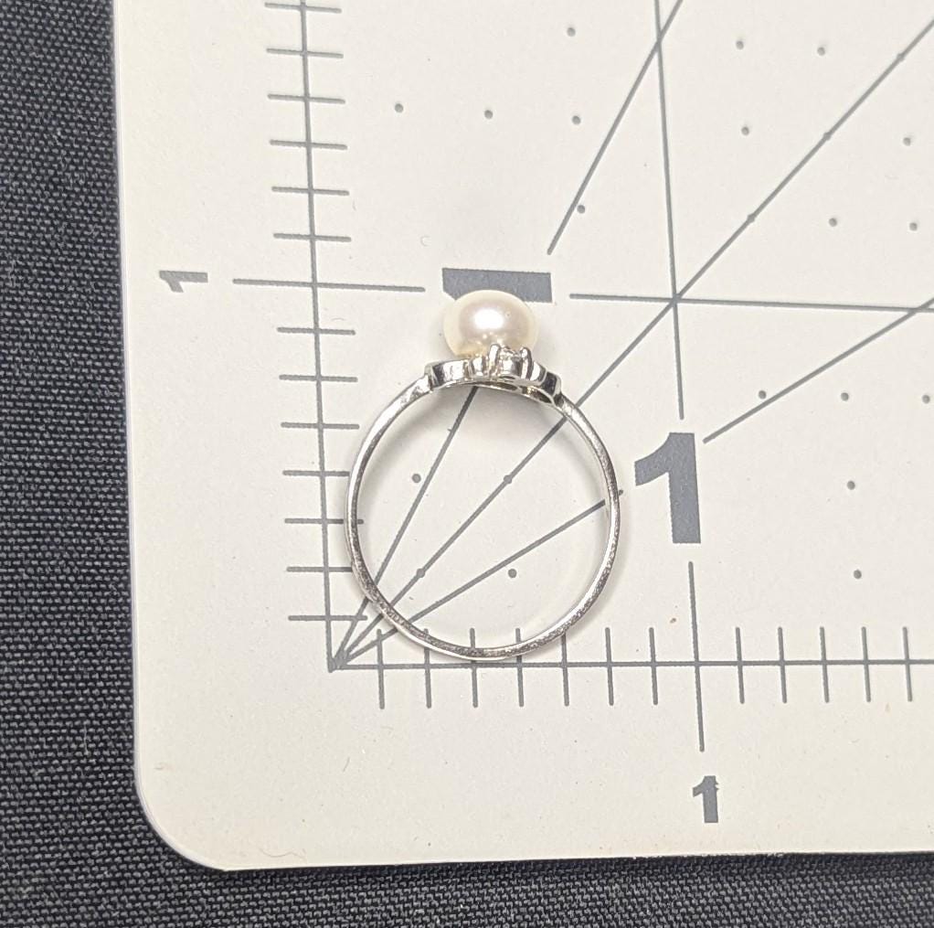 Sterling Silver 6mm Pearl Ring With CZ accent stone Size 7