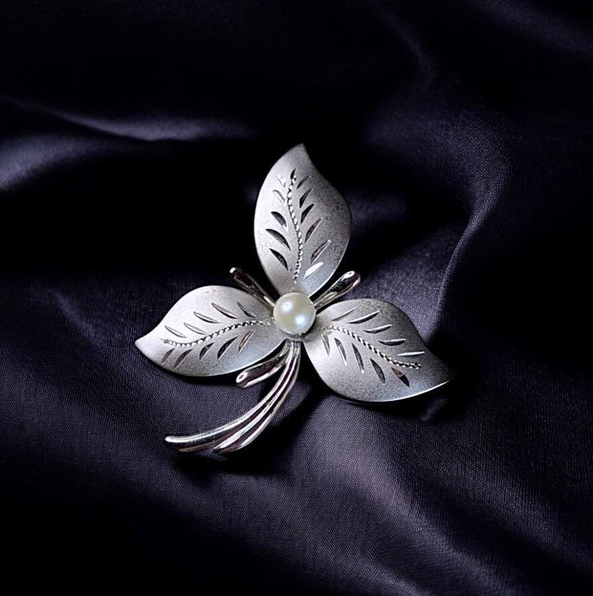Vintage Sterling Silver Leaf Brooch with Freshwater Pearl – Signed 925 Theda