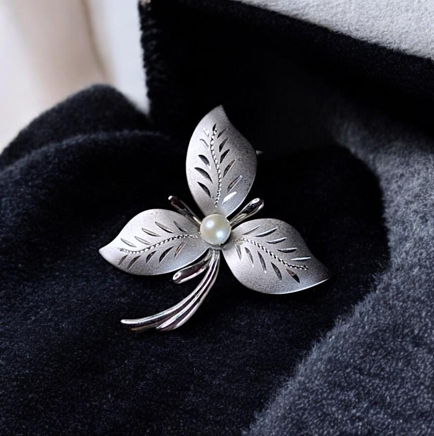 Vintage Sterling Silver Leaf Brooch with Freshwater Pearl – Signed 925 Theda