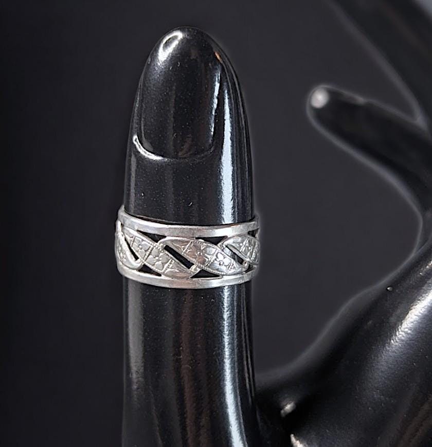 Vintage Romega Sterling Silver Ring | Size 7 | Floral Cut-Out Band | Marked and Stamped.925