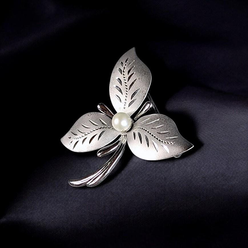 Vintage Sterling Silver Leaf Brooch with Freshwater Pearl – Signed 925 Theda