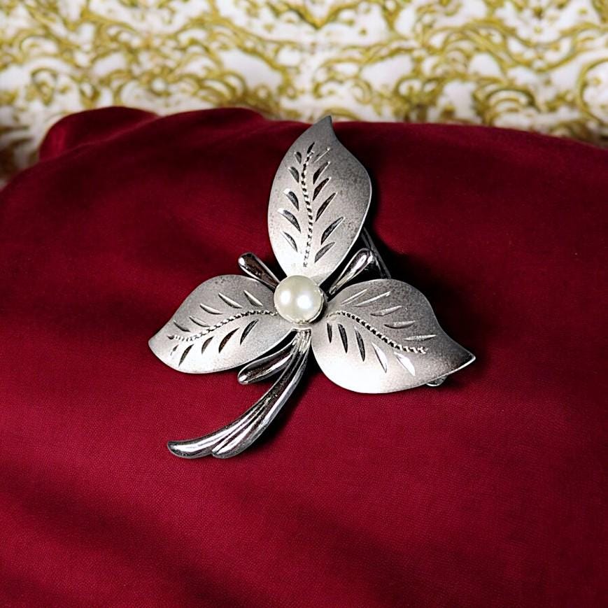 Vintage Sterling Silver Leaf Brooch with Freshwater Pearl – Signed 925 Theda