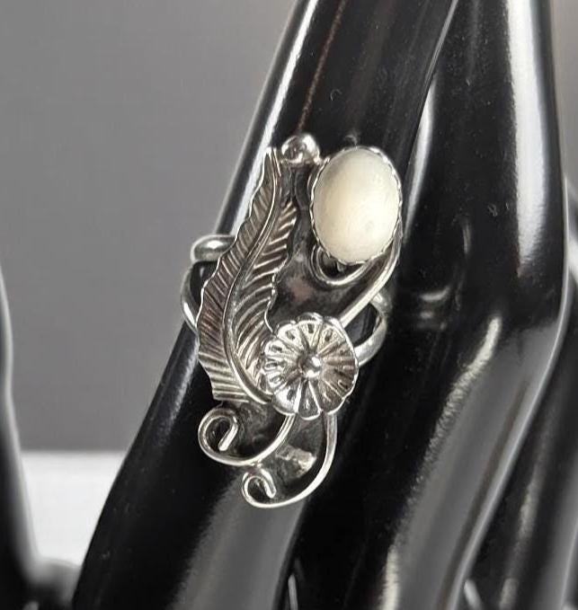 Vintage Sterling Silver Mother of Pearl Ring: Southwestern Floral Feather, Size 5.75